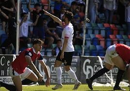 Diego Benito celebra uno de sus goles al Ávila.