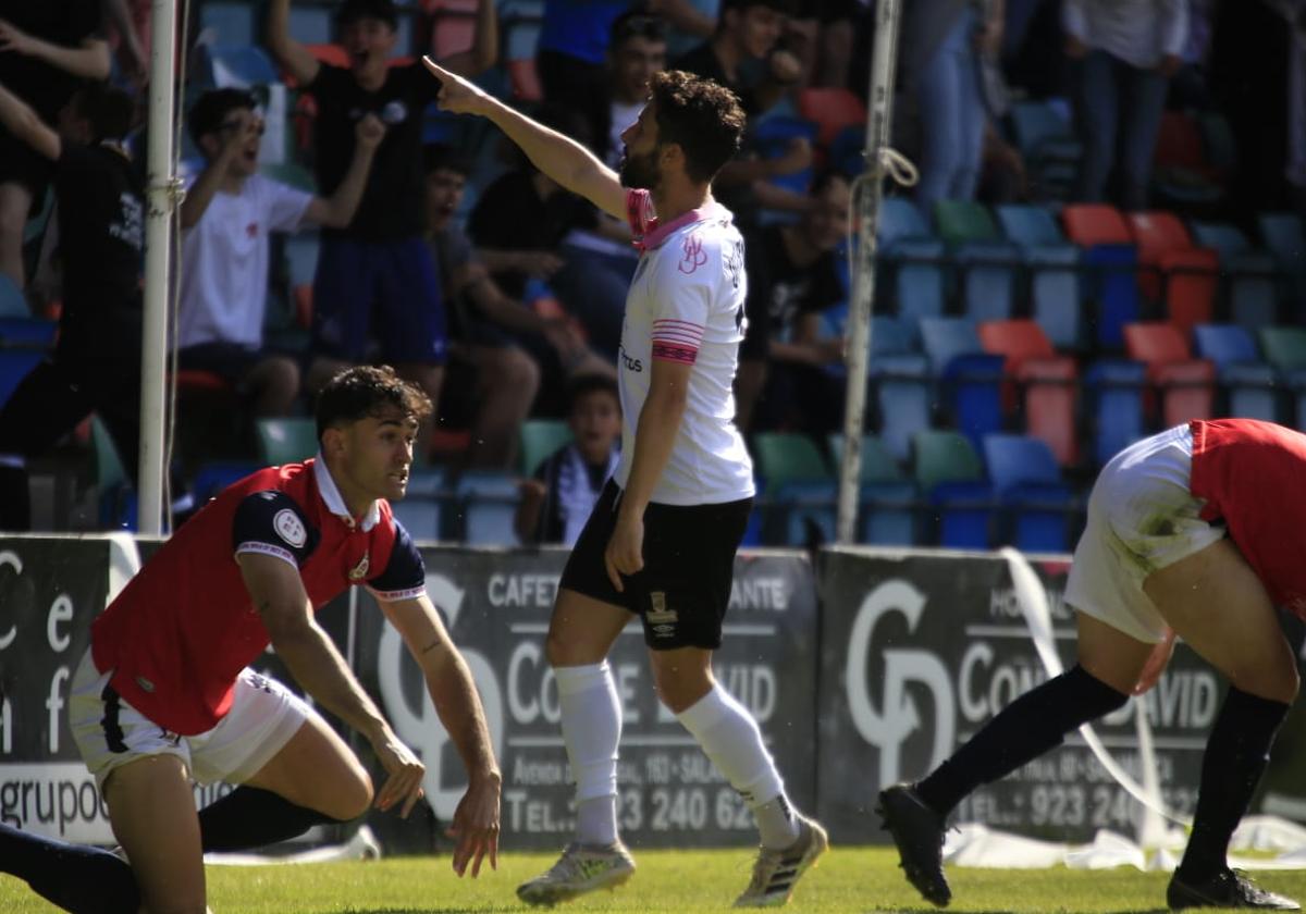 Diego Benito celebra uno de sus goles al Ávila.