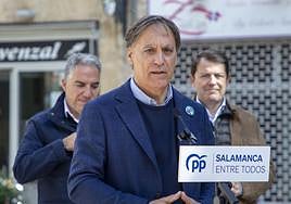 El coordinador general del Partido Popular, Elías Bendodo, el presidente del PP de Castilla y León, Alfonso Fernández Mañueco, y el presidente del Partido Popular de Salamanca y candidato a la Alcaldía de la ciudad, Carlos García Carbayo, participan en un acto de campaña.