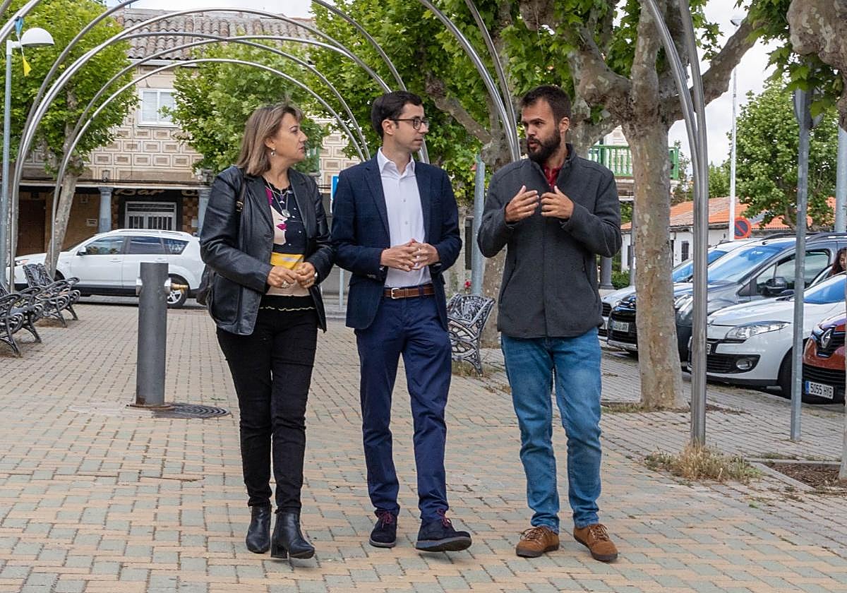 María García, José Luis Mateos y Gabriel Álvarez en el barrio de La Vega de Salamanca.
