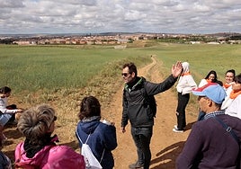 Algunos de los participantes en la marcha por el entorno del Volcán, al inicio de la jornada.