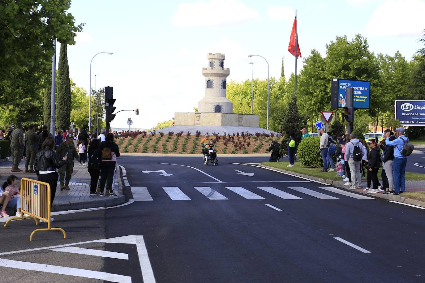 Espectacular paso de la Carrera Cívico Militar por Salamanca