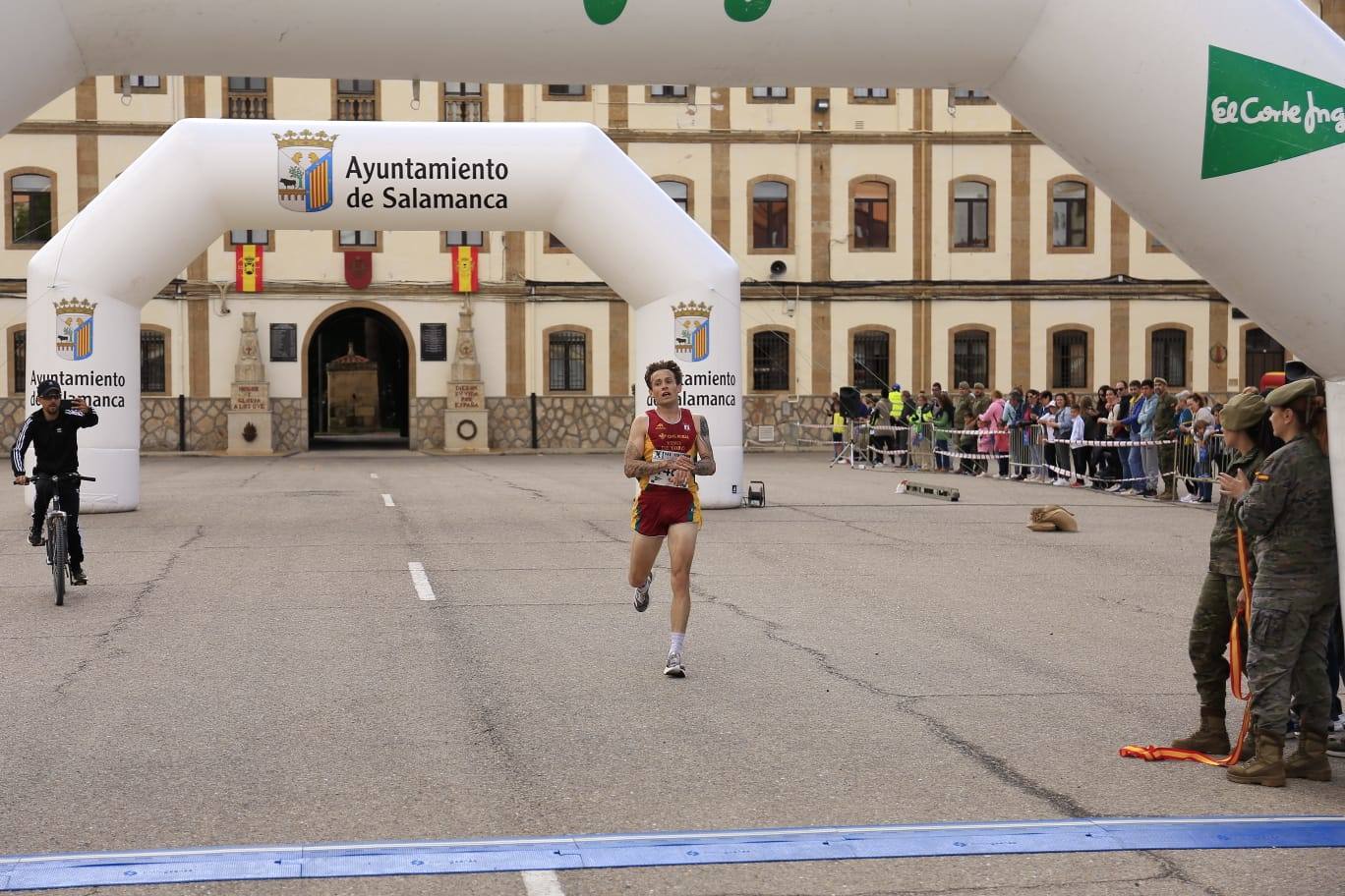 Espectacular paso de la Carrera Cívico Militar por Salamanca