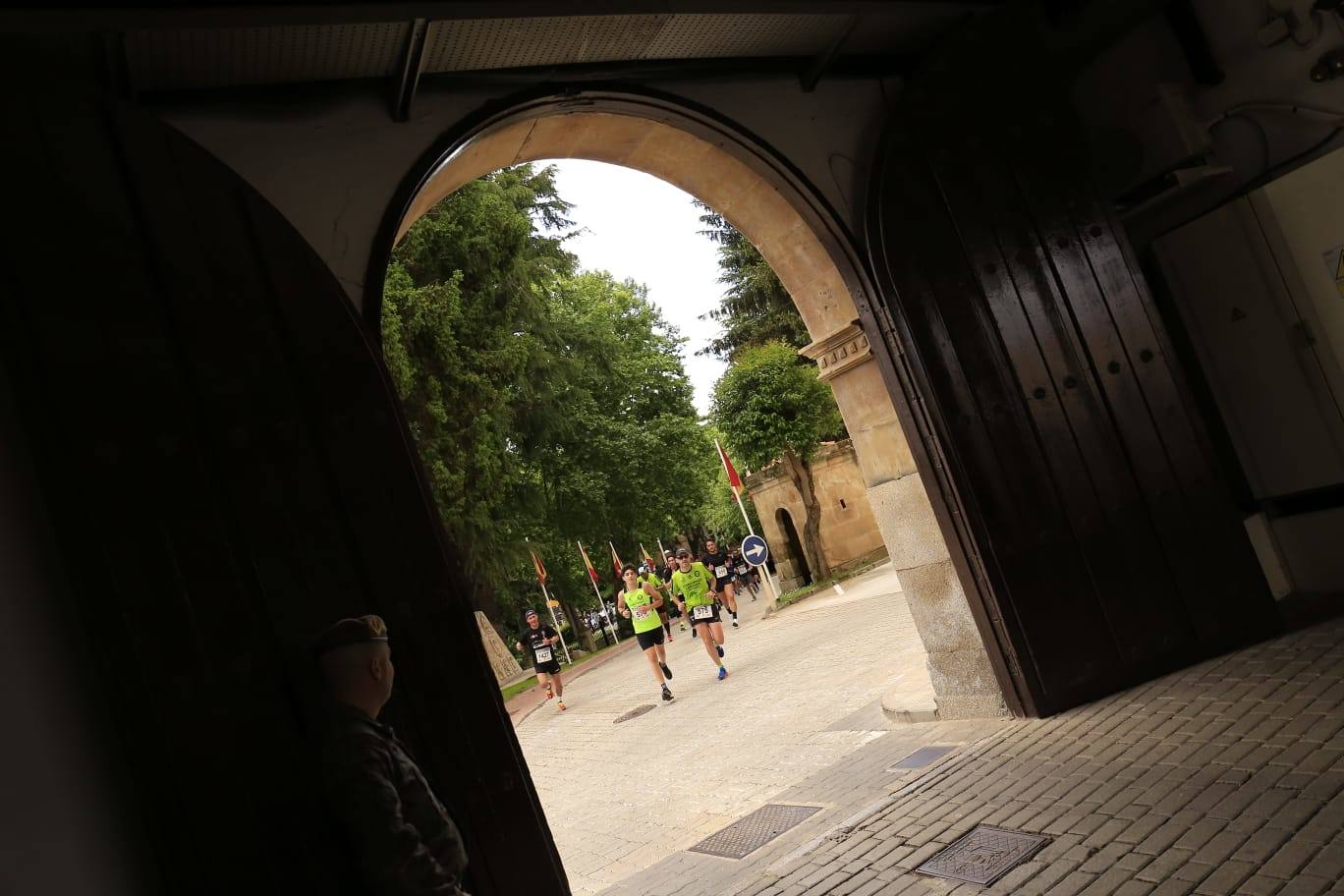 Espectacular paso de la Carrera Cívico Militar por Salamanca