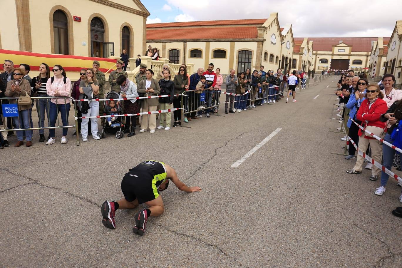 Espectacular paso de la Carrera Cívico Militar por Salamanca