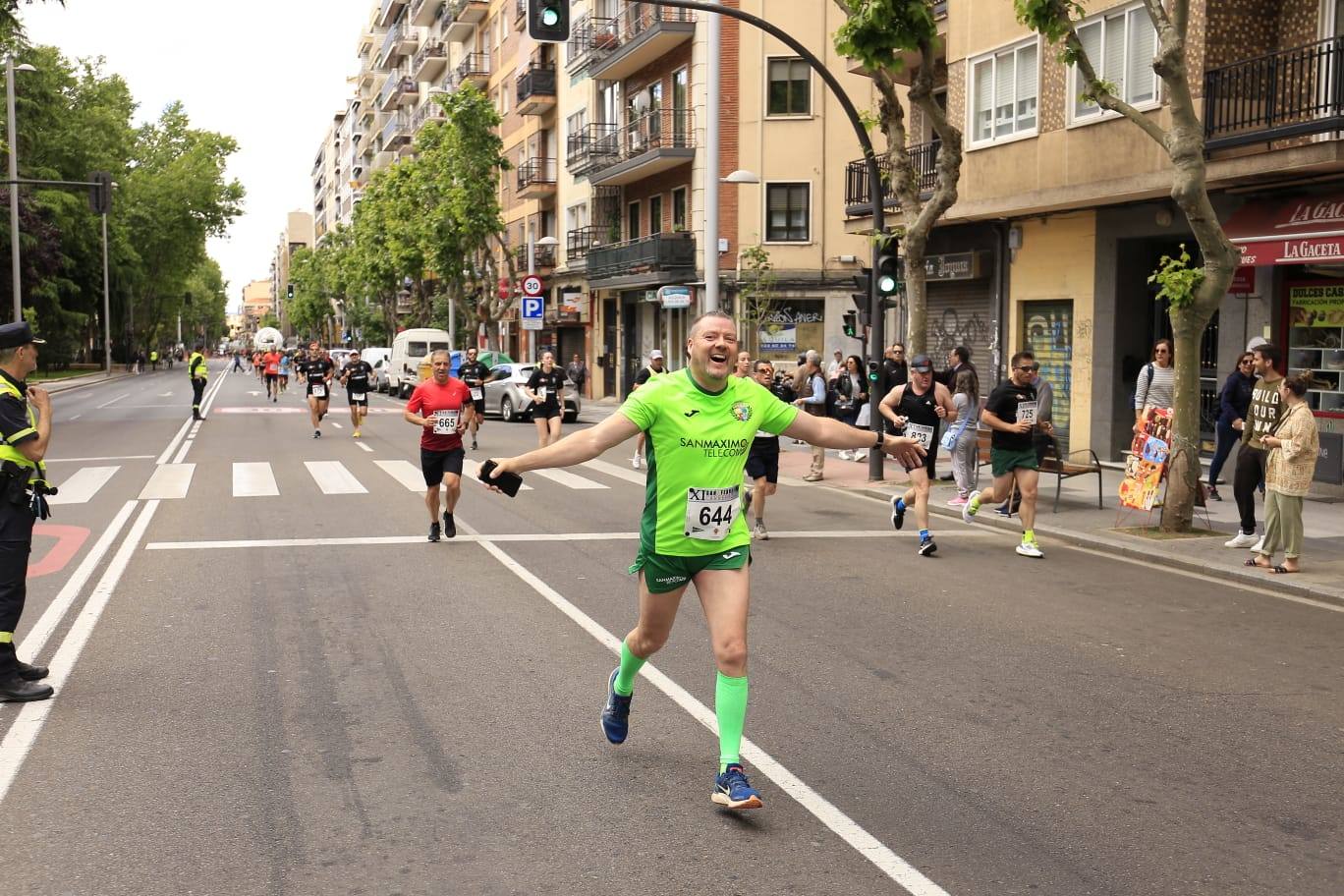 Espectacular paso de la Carrera Cívico Militar por Salamanca