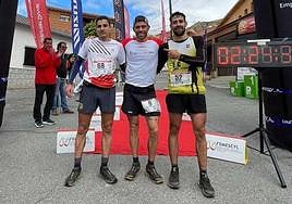 Álvaro García, en el centro, ganador de la prueba Pico Zapatero.