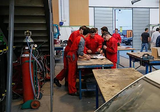 Alumnos de FP de la rama de mecánica durante una clase práctica.