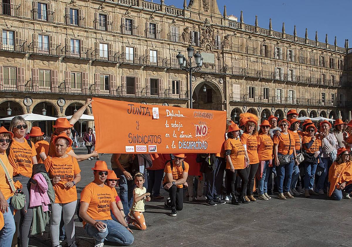 Concentración de los Cuidadores Técnicos de Servicios Asistenciales en la Plaza Mayor de Salamanca, para exigir a la JCyL y sindicatos que rectifiquen el preacuerdo del convenio colectivo para el personal de la Junta.