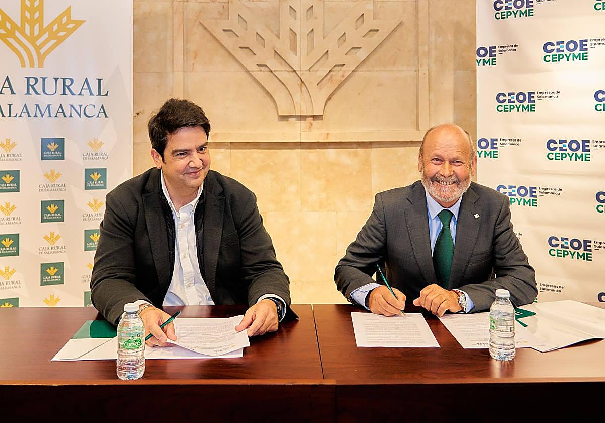 Diego García Hernández, presidente de CEOE CEPYME Salamanca (i) y Ernesto Moronta Vicente, presidente de Caja Rural de Salamanca, tras la firma del convenio.