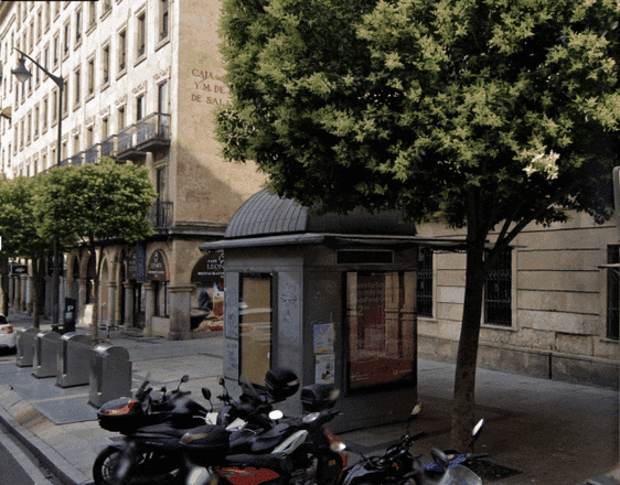 El quiosco de Gran Vía antes y después de su retirada.