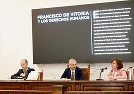 Presentación de la guía con la presencia del delegado institucional de Iberdrola en Castilla y León, Miguel Calvo, el rector de la Universidad de Salamanca y la autora, la doctora María Teresa Pérez Martín.