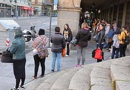 Colas esperando al autobús en Gran Vía.