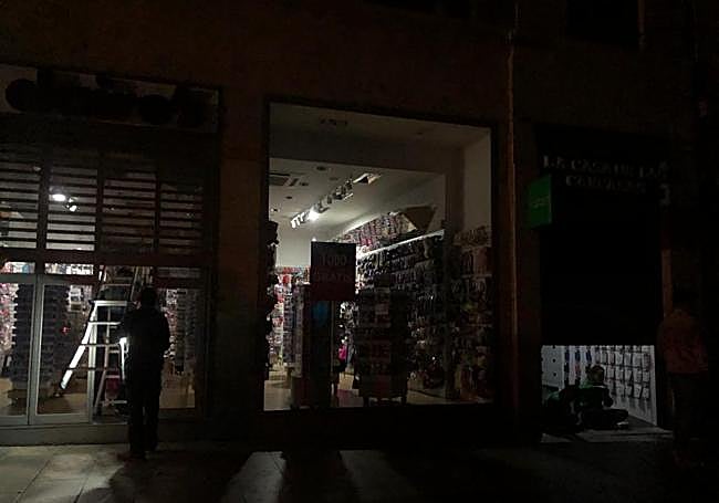 Los trabajadores de los comercios de la calle Toro esperan que vuelva la luz.