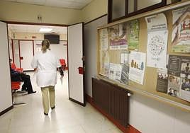 Un profesional en un centro sanitario de Salamanca.