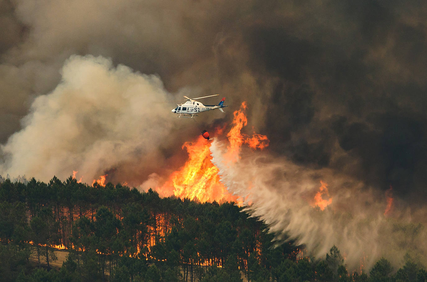 Medios aéreos y de tierra de Castilla y León colaboran Las Hurdes y la Sierra de Gata