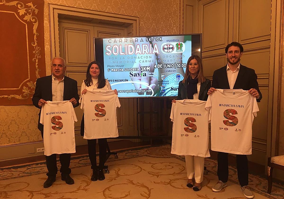 Participantes durante la presentación de la Carrera Solidaria