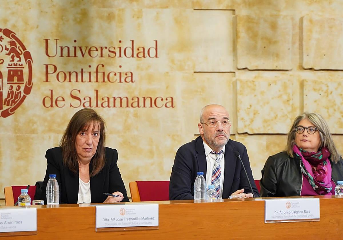 Conferenciantes de la mesa redonda organizada por la Asociación de Alcohólicos Anónimos.