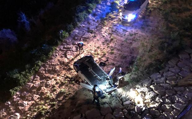 Imagen del vehíuclo volcado tras caer desde 11 metros de altura.