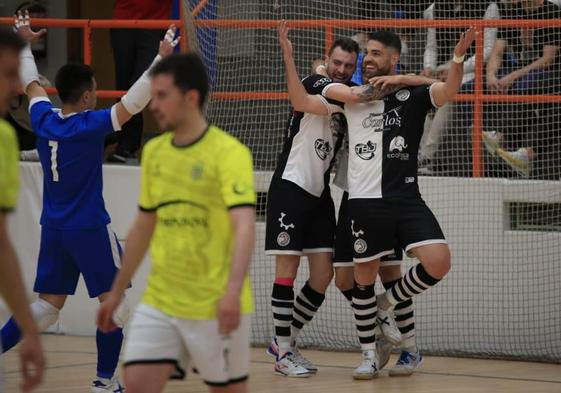 Varios jugadores de Unionistas FS celebran uno de los goles al Guardo en La Alamedilla.