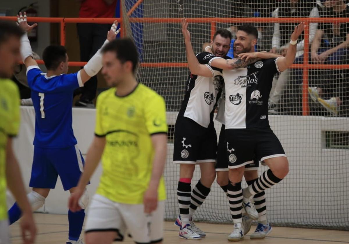 Varios jugadores de Unionistas FS celebran uno de los goles al Guardo en La Alamedilla.