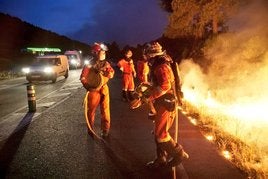 Los bomberos tratan de controlar el incendio.