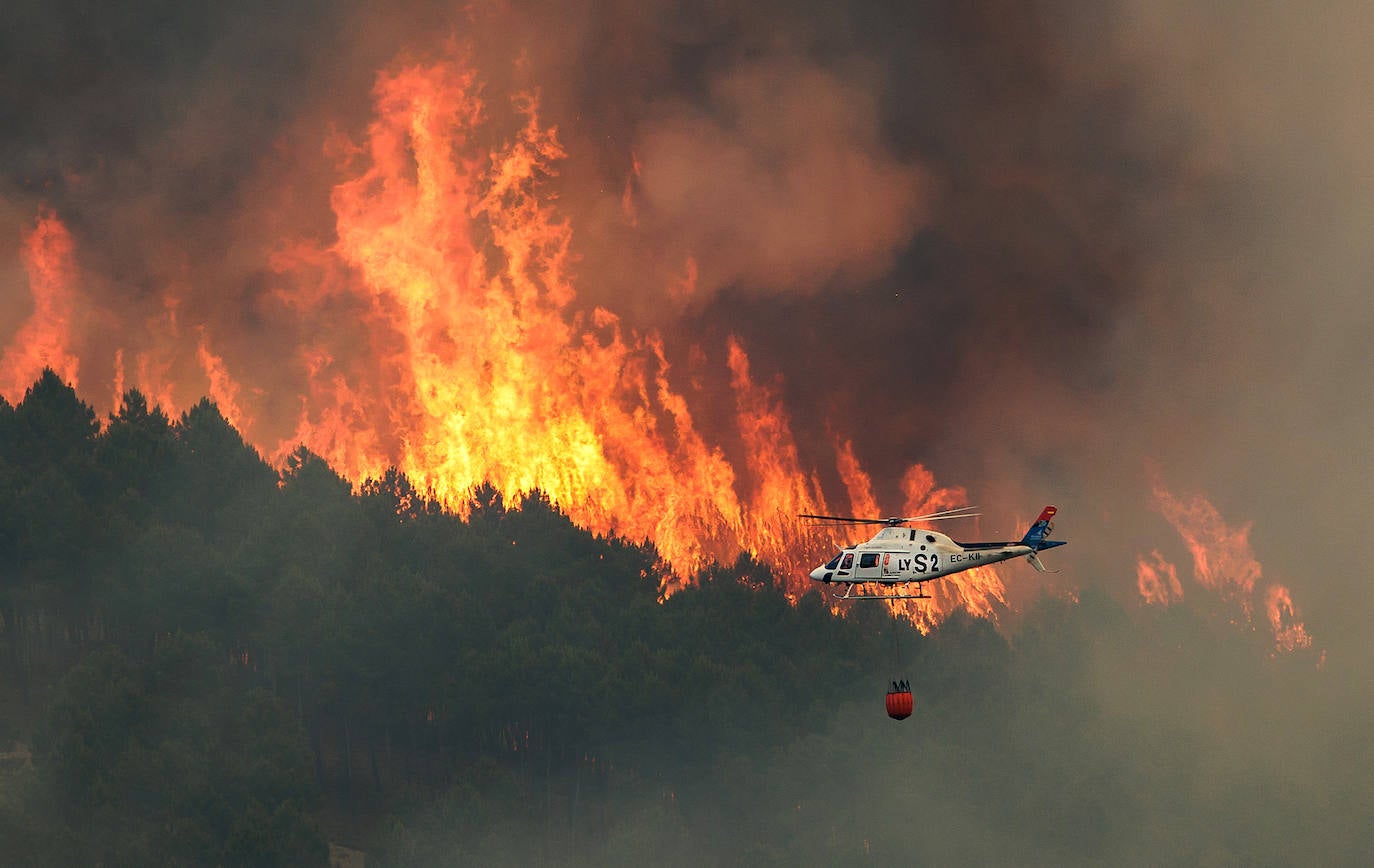 Un medio aéreo de Castilla y León trabaja en la zona.