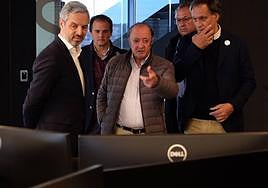 Bravo (izq.) escucha las explicaciones de Eustaquio Andrés.