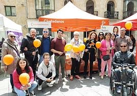 Ana Suárez con militantes y simpatizantes en la carpa del Liceo.