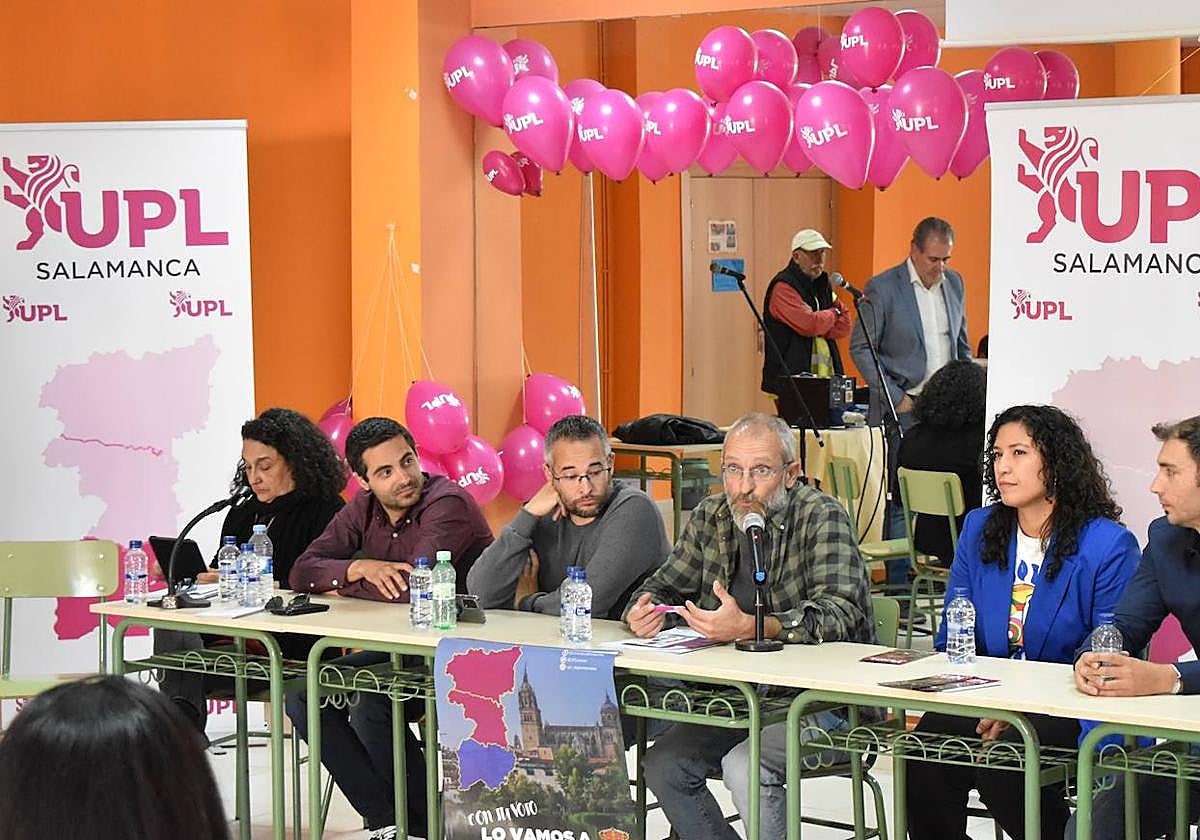 El candidato a la alcaldía de Linares, Javier Martín, durante su intervención en el acto