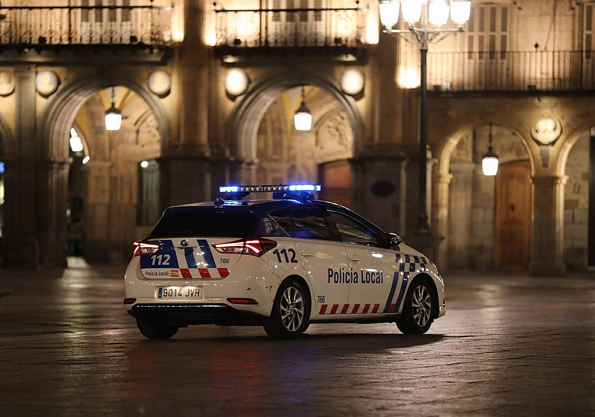 Coche de la Policía Local en la Plaza mayor de Salamanca, archivo