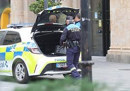 Dos agentes guardan un trípode y radar esta semana tras un control en el centro.