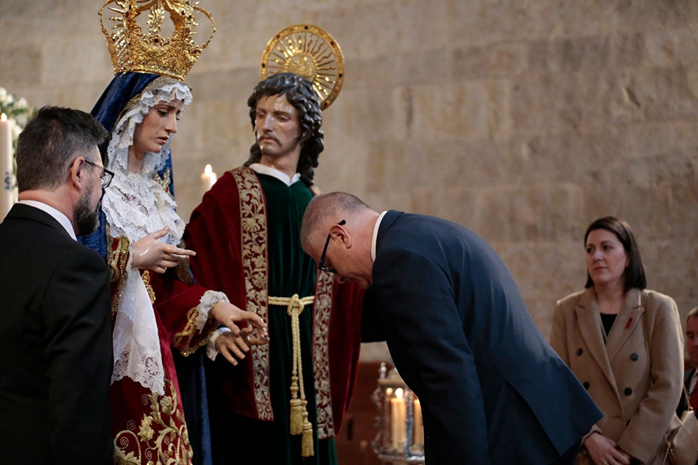 La Cofradía del Rosario celebra la llegada de la «Sacra Conversación» a la Pasión charra