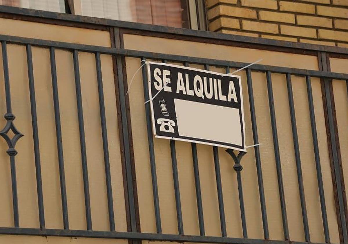 Un cartel de se alquila en un balcón de una vivienda en Salamanca.