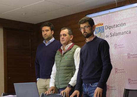 Imagen secundaria 1 - Los ganaderos conversan el mercado, Jacinto Sánchez, Juan Luis Delgado y Ramón Guarido, y la zona del ganado sin animales.