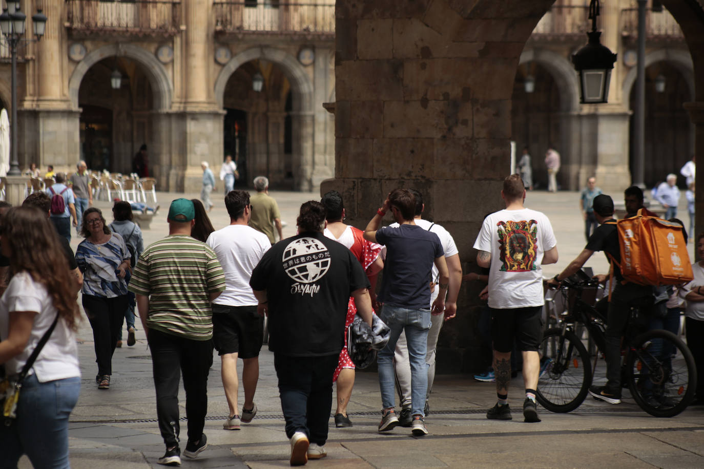 Un grupo de ciudadanos entra en la Plaza Mayor de Salamanca.