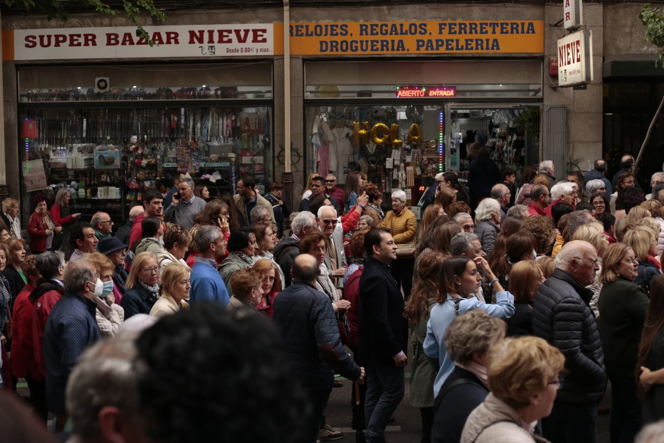 La lluvia no impide la salida de la tradicional procesión de María Auxiliadora