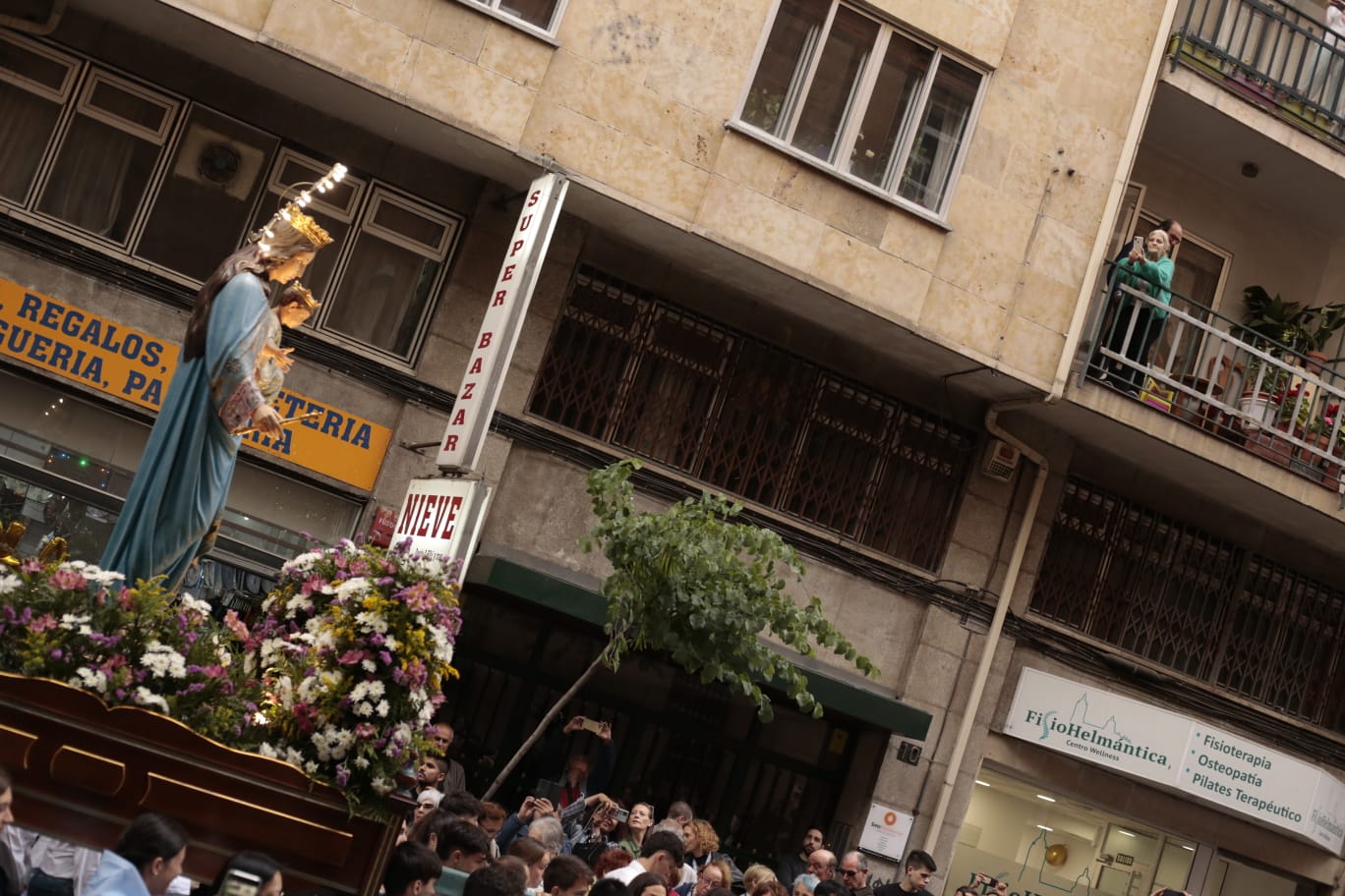 La lluvia no impide la salida de la tradicional procesión de María Auxiliadora
