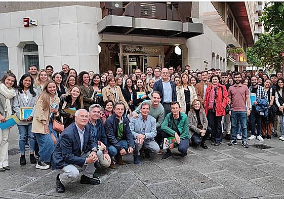 Foto de familia de los nuevos MIR y miembros del Colegio Oficial de Médicos de Salamanca.