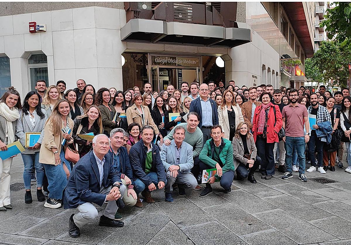 Foto de familia de los nuevos MIR y miembros del Colegio Oficial de Médicos de Salamanca.