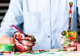 Imagen de archivo de una persona pintando.
