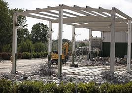 Maquinaria derribando las construcciones del parque de maquinaria.