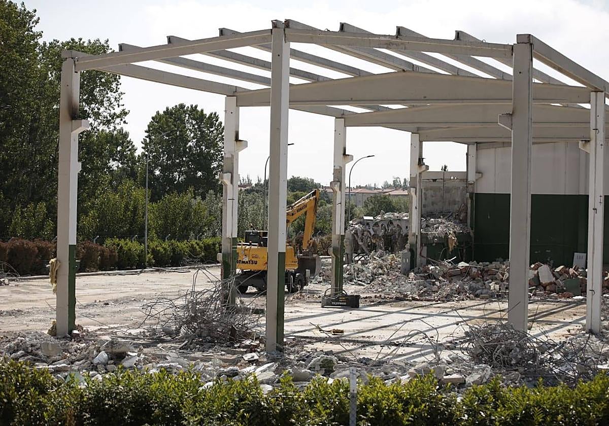 Maquinaria derribando las construcciones del parque de maquinaria.