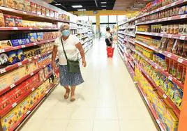 Varias consumidoras en un supermercado.