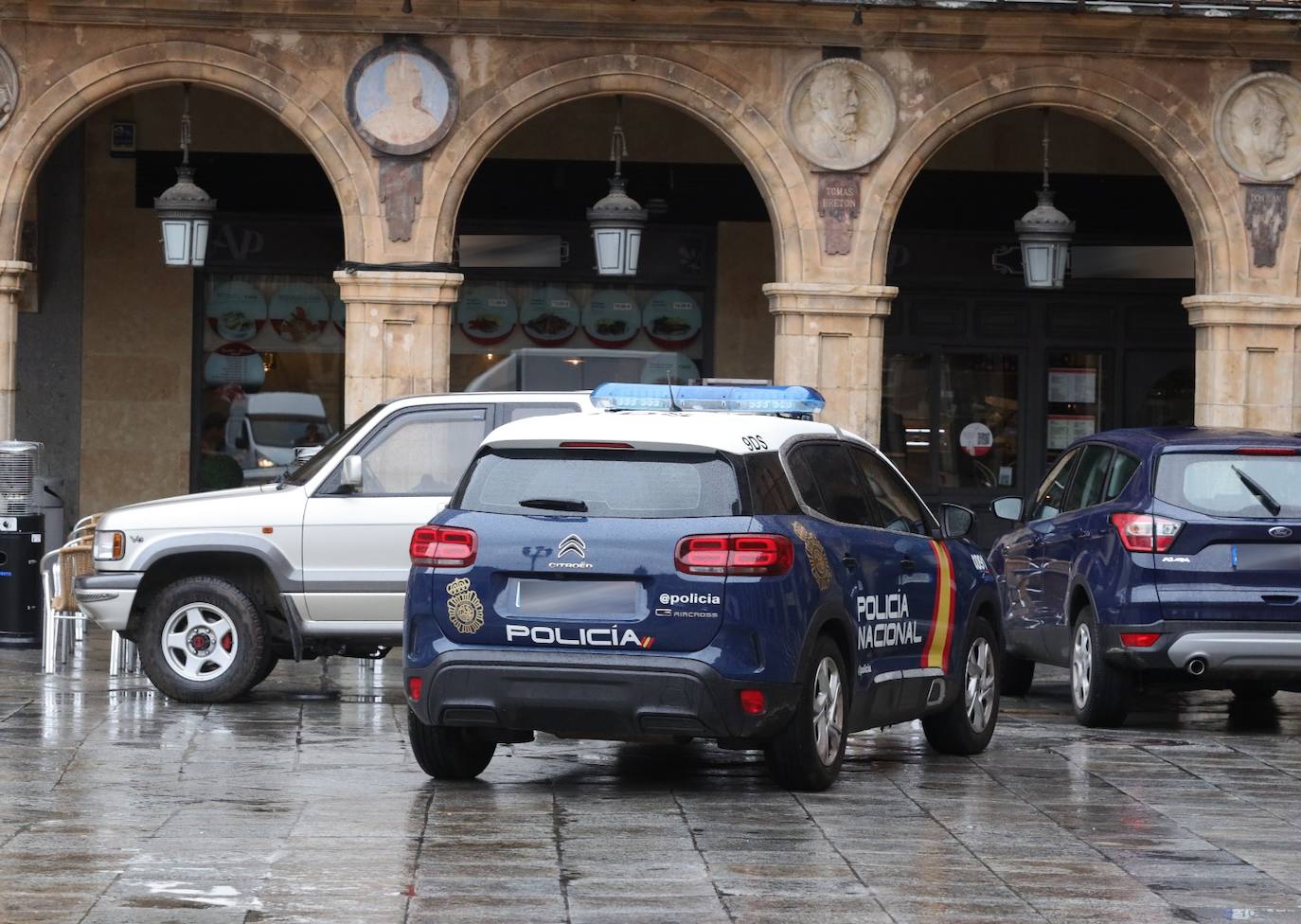 Coches patrulla en la Plaza Mayor para actuar en el 'after' del pasaje.
