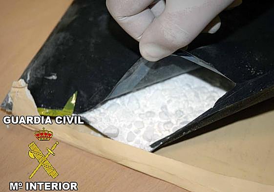 Alijo de drogas oculto en paquetería.