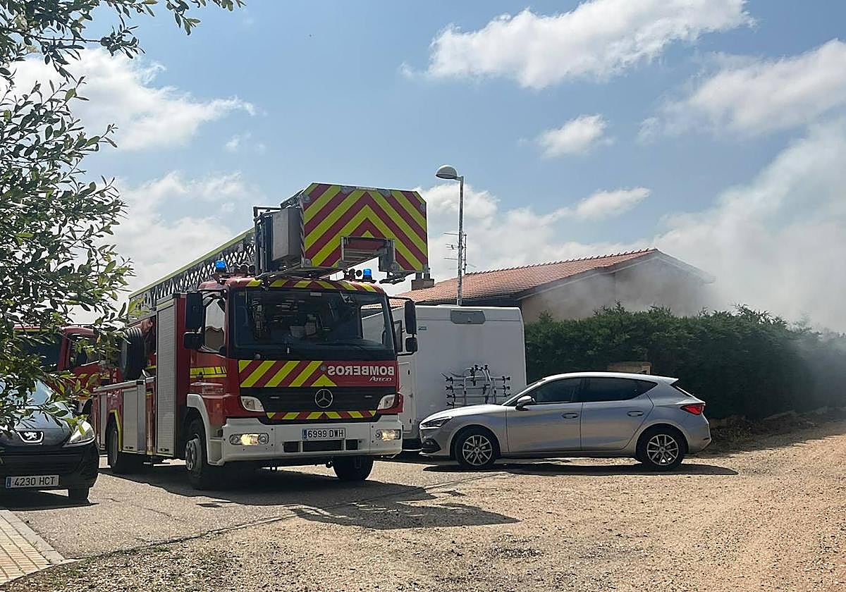 Vehículo de los Bomberos en el lugar del incendio.