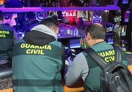 La Guardia Civil de Salamanca en el registro de un bar.