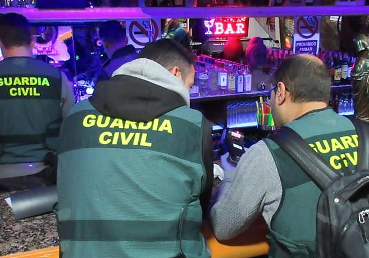 La Guardia Civil de Salamanca en el registro de un bar.