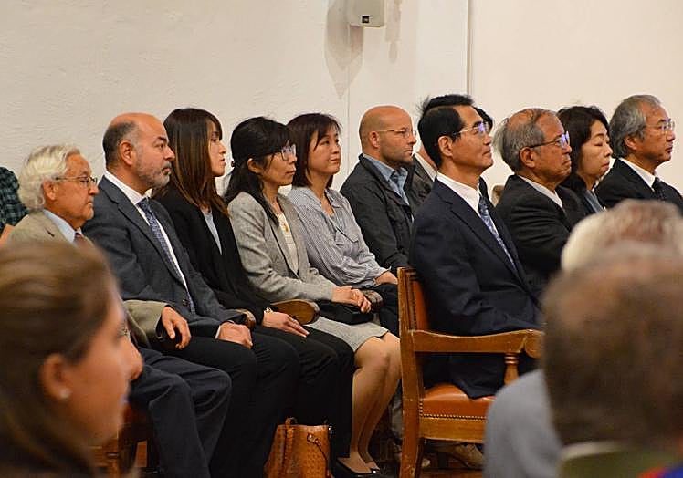 Imagen principal - La Usal entrega su medalla a la Asociación Universidad de Salamanca en Japón